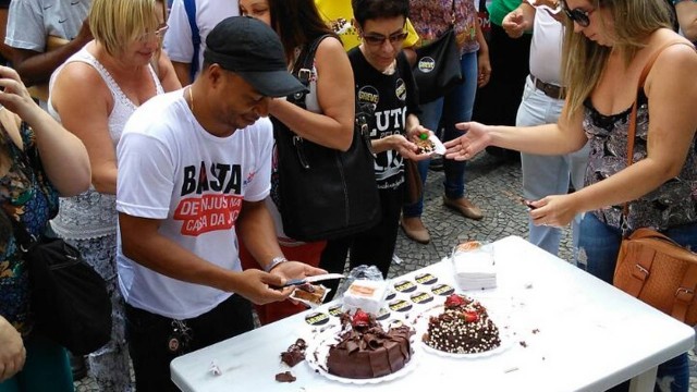 Servidores comemoram prisão de Cabral com clima de festa