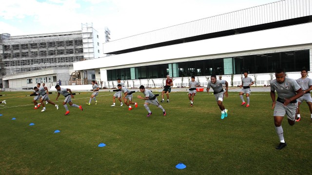 Jogadores do Fluminense treinam no CT, que ainda está em obra
