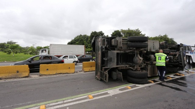 Caminhão da Aeronáutica tomba na Avenida Brasil