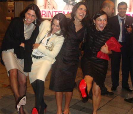 Adriana Ancelmo e a mulher do ex-secretário de Saúde Sérgio Côrtes, acompanhadas de mais duas amigas, exibem os sapatos Christian Louboutin