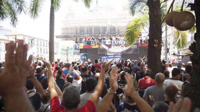 Protesto tem confusão no Centro do Rio