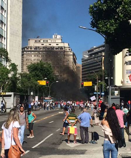 Uma fumaça negra podia ser vista na Rua da Carioca, durante os protestos