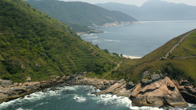 A Praia dos Búzios é a primeira das praias a ser encontrada após a primeira parte das trilhas, em cerca de 30 minutos de caminhada