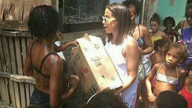 Anitta distribui cestas básicas na Cidade de Deus