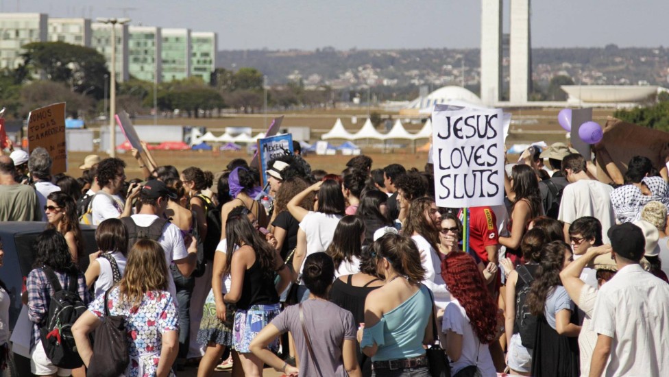 'Marcha das Vagabundas' em Brasília protesta contra violência sexual