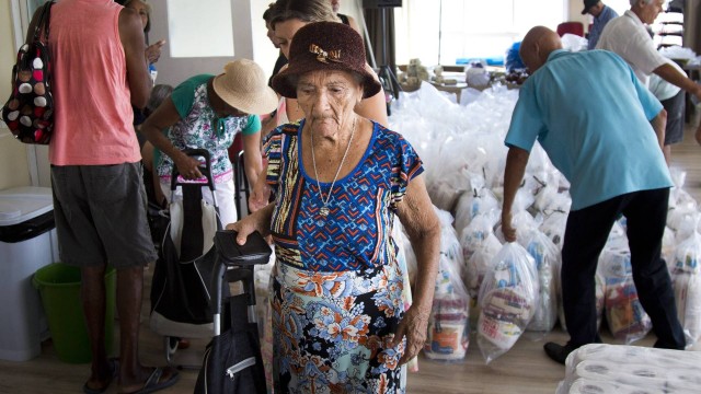 RI Rio de Janeiro (RJ) 27/12/2016 Servidores do Estado recebem cestas de doaÃ§Ãµes - Judith Farias, de 93 anos. Foto Monica Imbuzeiro / Agencia O Globo