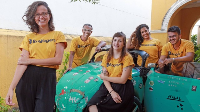 Projeto Bagagem, criado pela produtora cultural Jéssica Oliveira (frente), leva jovens de periferia para atuar em projetos sociais dentro e fora do país.