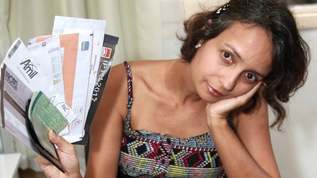 Servidora Wanessa Machado está preocupada com o pagamento das contas do início de ano