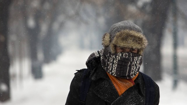 Um homem caminha ao longo de uma estrada coberta de neve em Sarajevo, na Bósnia