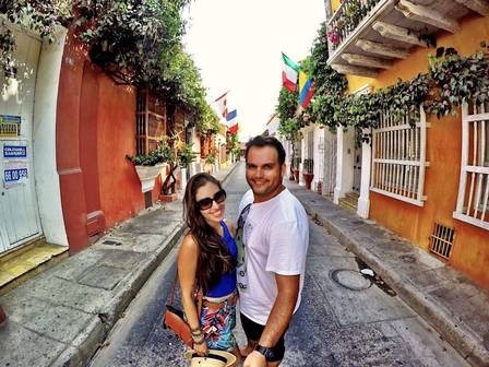 O casal viajante Robertta Rocha de Oliveira e Carlos Vinícius Figueiredo em Cartagena