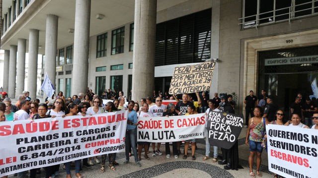 Ri Rio de Janeiro 12/01/2017 - Manifestação de servidores do Estado em frente ao Ministério Público Estadual. Foto de Márcia Foletto / Agência O Globo