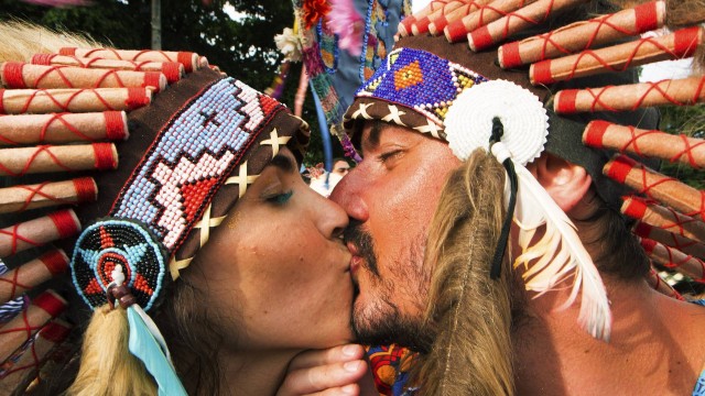 Casal se fantasia de índios em bloco carioca