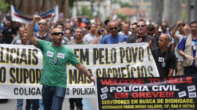 RI 01/02/2017 - Abertura do ano legislativo - Servidores protestam em frente à Alerj - Foto Márcio Alves / Agência O globo