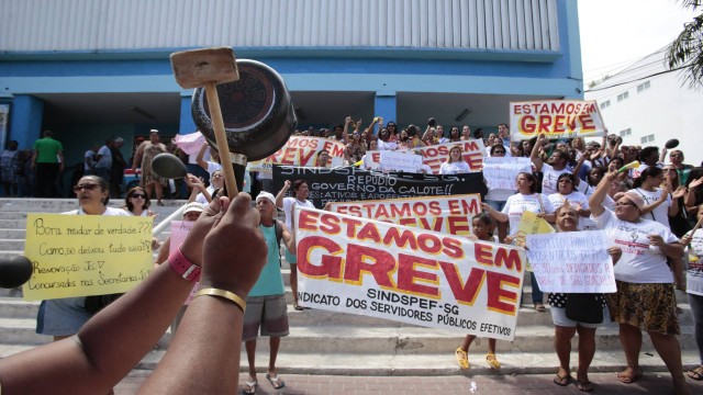 Servidores de São Gonçalo protestaram contra parcelamento dos salários em frente à sede da prefeitura