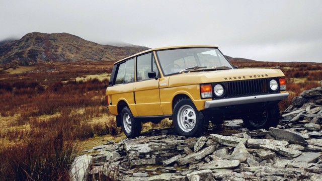 O primeiro modelo apresentado foi restaurado com a clássica pintura dourada dos Range Rover antigos