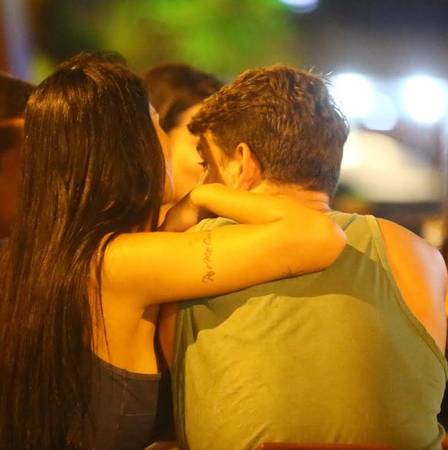 Mayara e Antônio trocam beijos e andam de mãos dadas pelas ruas do Rio