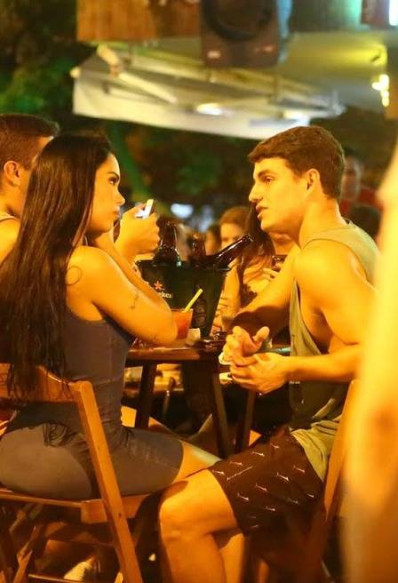 Mayara e Antônio trocam beijos e andam de mãos dadas pelas ruas do Rio