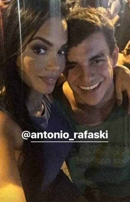 Antônio e Mayara passam a noite juntos