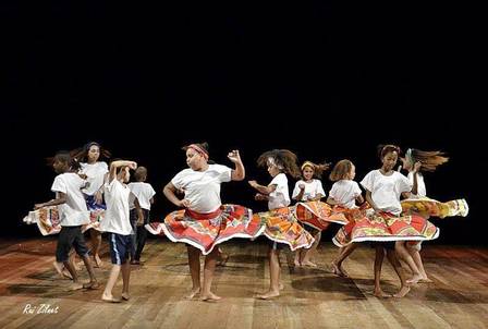 Estudantes durante apresentação de dança em teatro do Rio