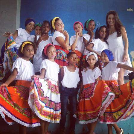 Estudantes posando para foto com saias típicas do Maracatu