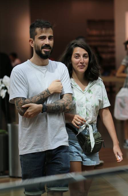 De pochete, Clarice Falcão passeia com namorado gato