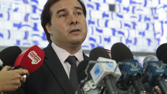 Presidente da Câmara, Rodrigo Maia, pode colocar vetos em discussão