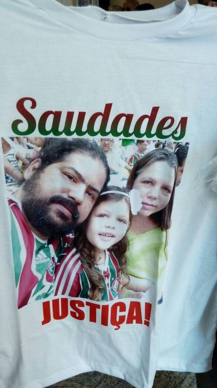Amigos fizeram camisa com foto para homenagear a família