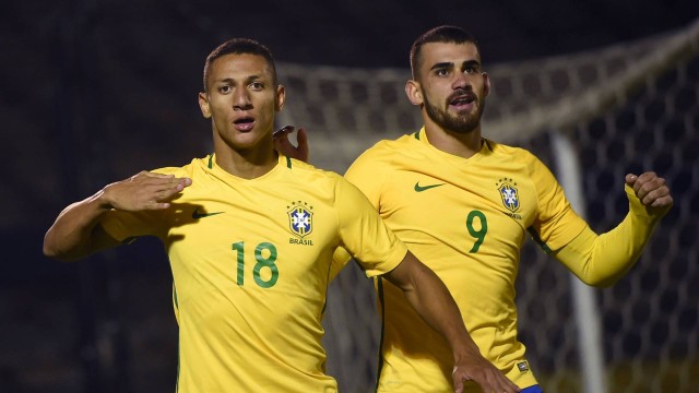 Richarlison comemora gol com Vizeu na seleção brasileira