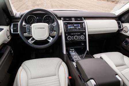 O interior segue o padrão Land Rover de luxo, mas peca por não ter painel de instrumentos 100% digital