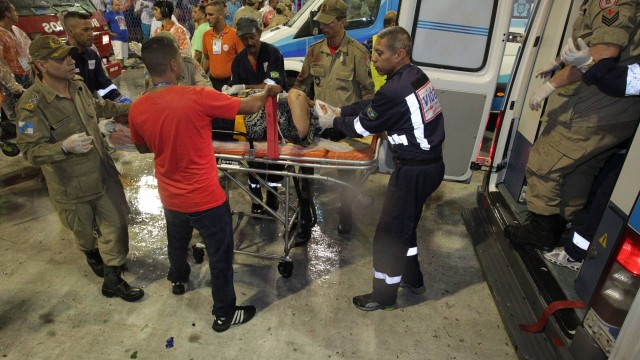 Bombeiros resgatam feridos em acidente com carro do Paraíso do Tuiuti