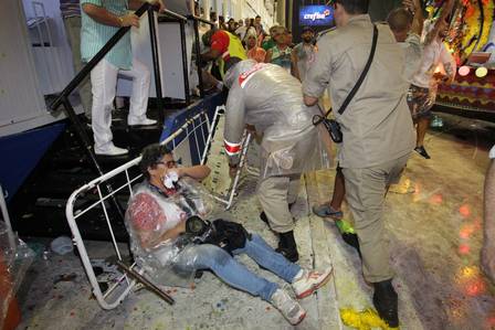 Jornalistas estão entre os feridos imprensados nas grades por carro do Tuiuti