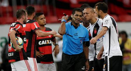 Luis Fabiano reclama de sua expulsão com o árbitro