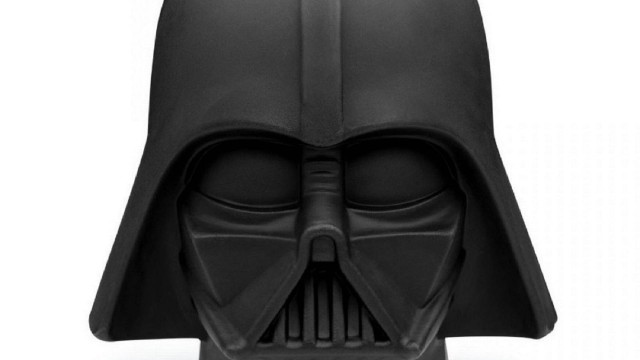 No Via Parque, a luminária Darth Vader sai por R$ 199,90 na Imaginarium. Já as canecas termossensíveis por R$ 79,90.