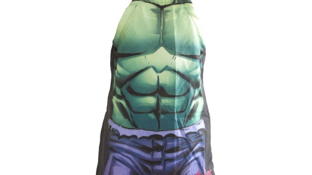 A Etna vende máscara de dormir e avental inspiradas no Hulk por R$ 35,99 e R$ 49,99, respectivamente.