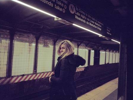 Sasha usa transporte público em Nova York