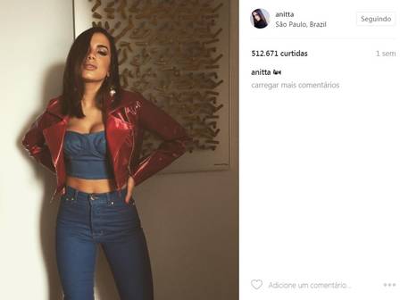 Anitta mostra look jeans em hotel de São Paulo