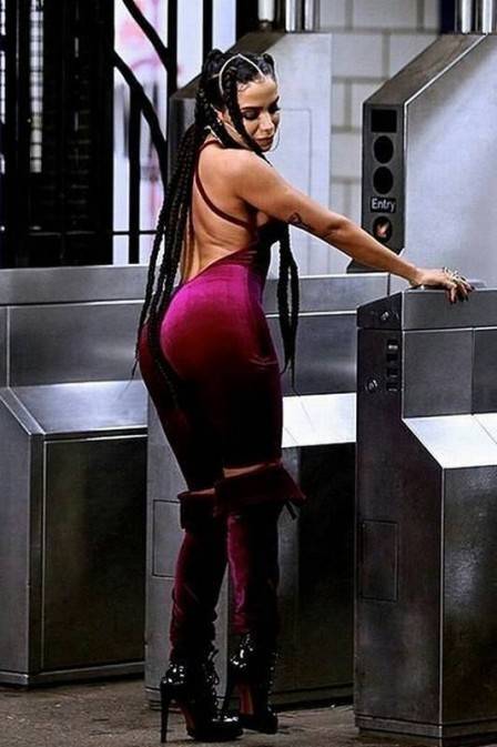 Anitta grava clipe em estação de metrô em Nova York