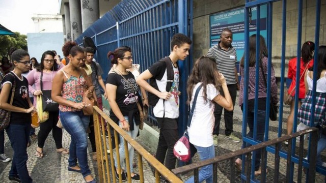 Candidatos chegam a local de prova do Enem no Rio; nota no exame é critério para concessão de bolsas via Prouni