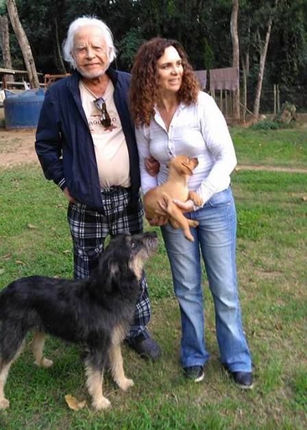 Cid Moreira e a mulher adotaram três cães