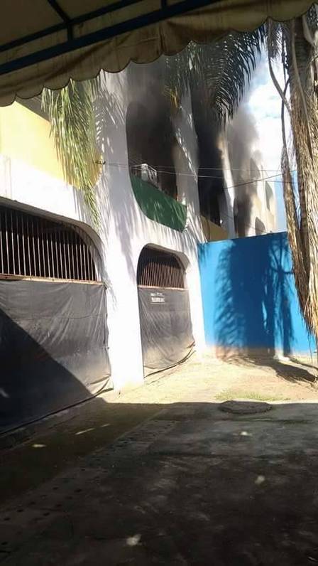 Foto mostra fumaça saindo de dentro Ciep Samora Machel