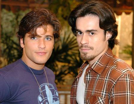 Júnior (Bruno Gagliasso) e Zeca (Erom Cordeiro) gravaram um beijo gay, mas cena não foi ao ar