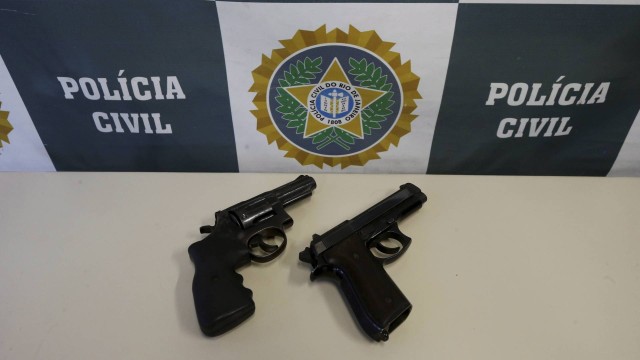 O revólver e a pistola que o mestre-sala entregou à polícia