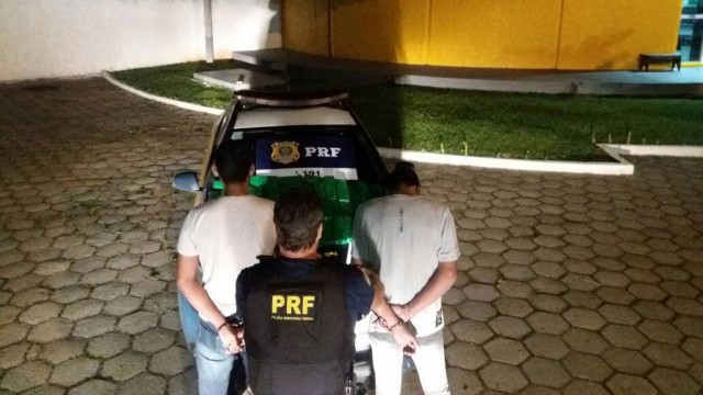 Os dois homens entregariam a droga no Complexo do Lins, Zona Norte do Rio