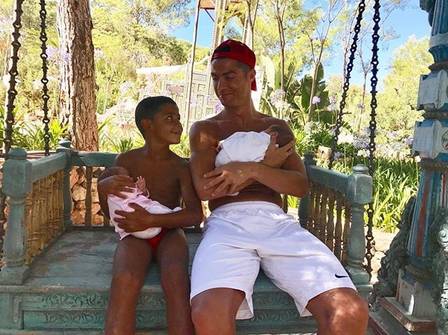 Cristiano Ronaldo posta fotos com os três filhos