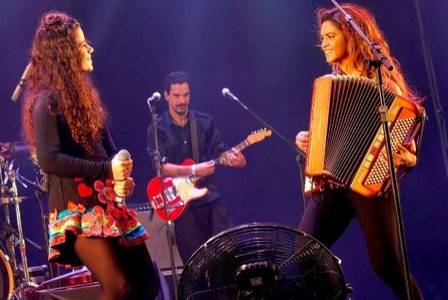 Yuri Queiroga toca ao fundo do palco no show de Lucy Alves
