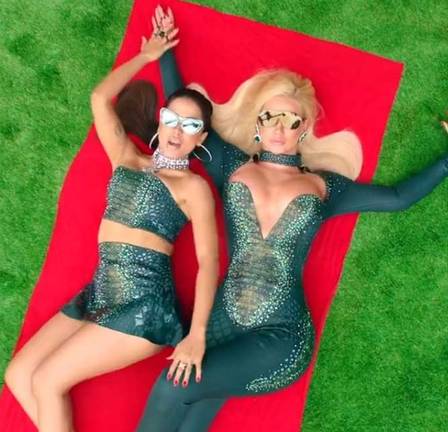Anitta e Iggy Azalea sensualizaram juntas no vídeo