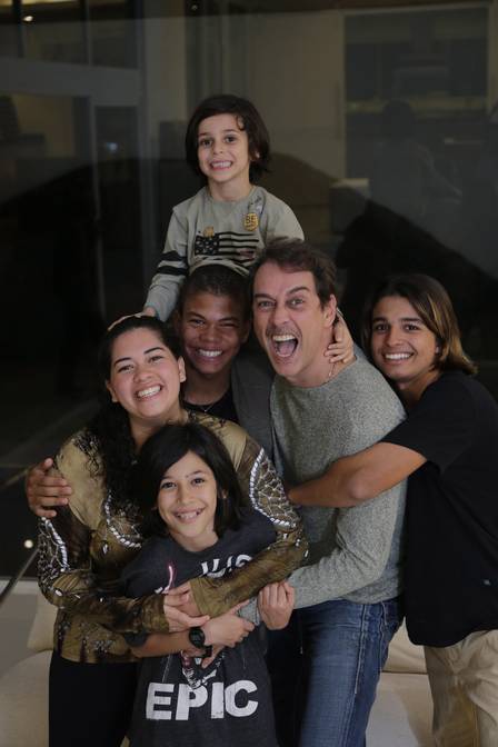 Marcello Antony se diverte ao ser agarrado pelos filhos: Louis, Stéphanie, Francisco, Lorenzo e Lucas