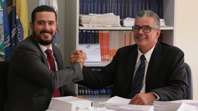 Rafael Alves de Oliveira trabalha como advogado junto com seu pai, Marcelo, em Nova Iguaçu