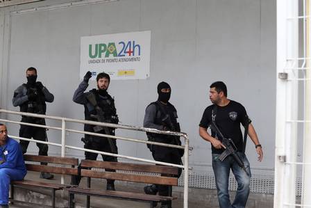 Policiais civis na UPA Manguinhos
