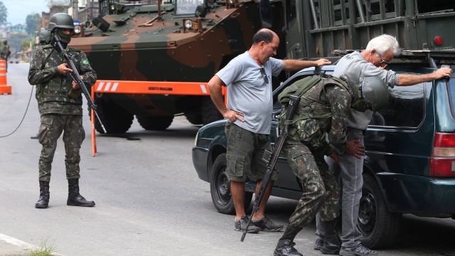 Megaoperação da polícia e das Forças Armadas em Niteroi. Na foto, movimentação de militares no Morro do Caramujo. 16/08/2017